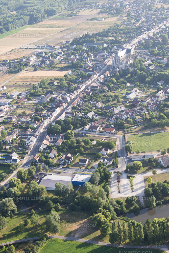 Aerial view: View of the town in Cléry-Saint-André in the state Loiret, France. – Photo: IMG_082531.jpg taken on 06/21/2015 by Werner Riehm/FLY-FOTO.com – Resolution of the original: 2746 x 4119 px