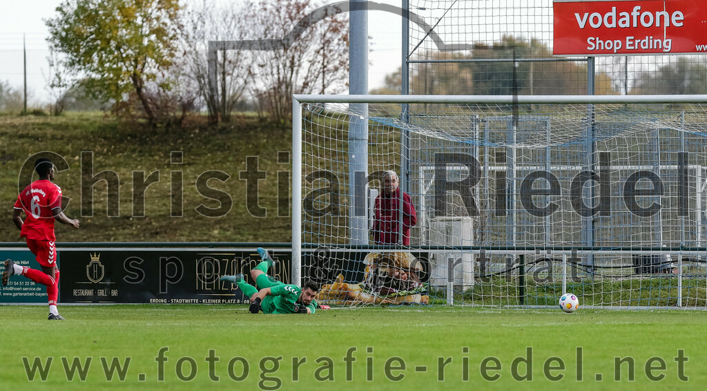 2023-11-04_044_FC_Langengeisling_gegen_VfL_Waldkraiburg | Erding, Deutschland, 04.11.2023:
Fußball, Bezirksliga Oberbayern Ost 2023 / 2024, 16. Spieltag, FC Langengeisling gegen VfL Waldkraiburg, Endergebnis: 2:0

Aristote Biali (VfL Waldkraiburg, #6), Torwart Bekir Karatepe (VfL Waldkraiburg, #42)

Foto: Christian Riedel / fotografie-riedel.net