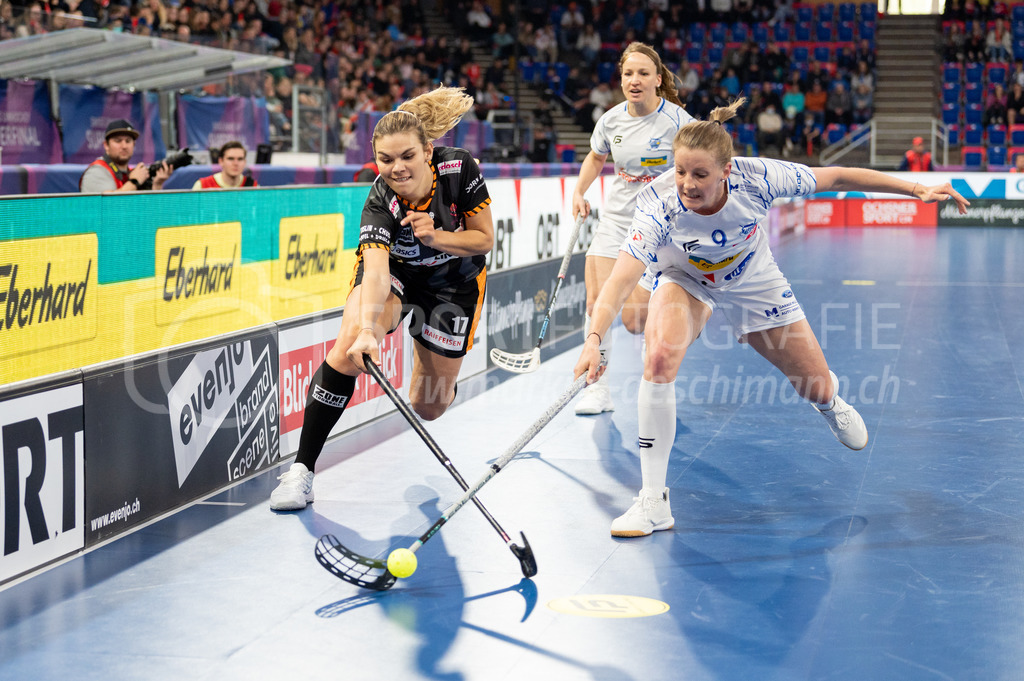 Piranha Chur vs Kloten-Dietlikon Jets - 23. April 2022 | Piranha Chur vs Kloten-Dietlikon Jets
Stimo Arena, Kloten
#17 Luana Rensch (Piranha Chur) gegen #9 Mirjam Hintermann (Kloten-Dietlikon Jets), hinten #8 Brigitte Mischler (Kloten-Dietlikon Jets).
Bild: Sportfotografie Markus Aeschimann | www.markus-aeschimann.ch - Realisiert mit Pictrs.com