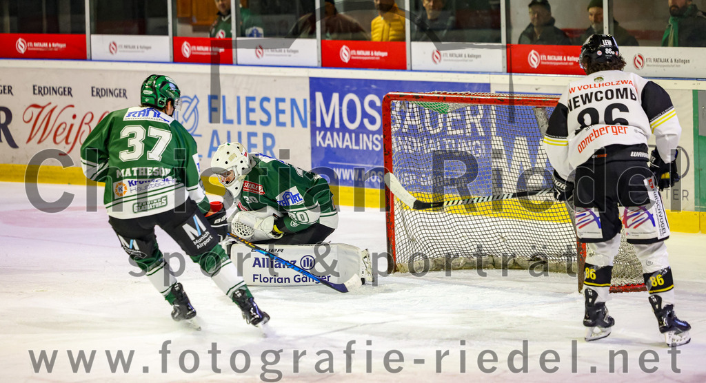 2023-11-17_005_TSV_Erding_gegen_EA_Schongau | Erding, Deutschland, 17.11.2023:
Eishockey, Bayernliga Vorrunde 2023 / 2024, 10. Spieltag, TSV Erding gegen EA Schongau, Endergebnis: 12:4

Thomas Matheson (Erding Gladiators, #37), Torwart Patrick Mayer (Erding Gladiators, #30), Mathieu Newcomb (EA Schongau, #86)

Foto: Christian Riedel / fotografie-riedel.net
