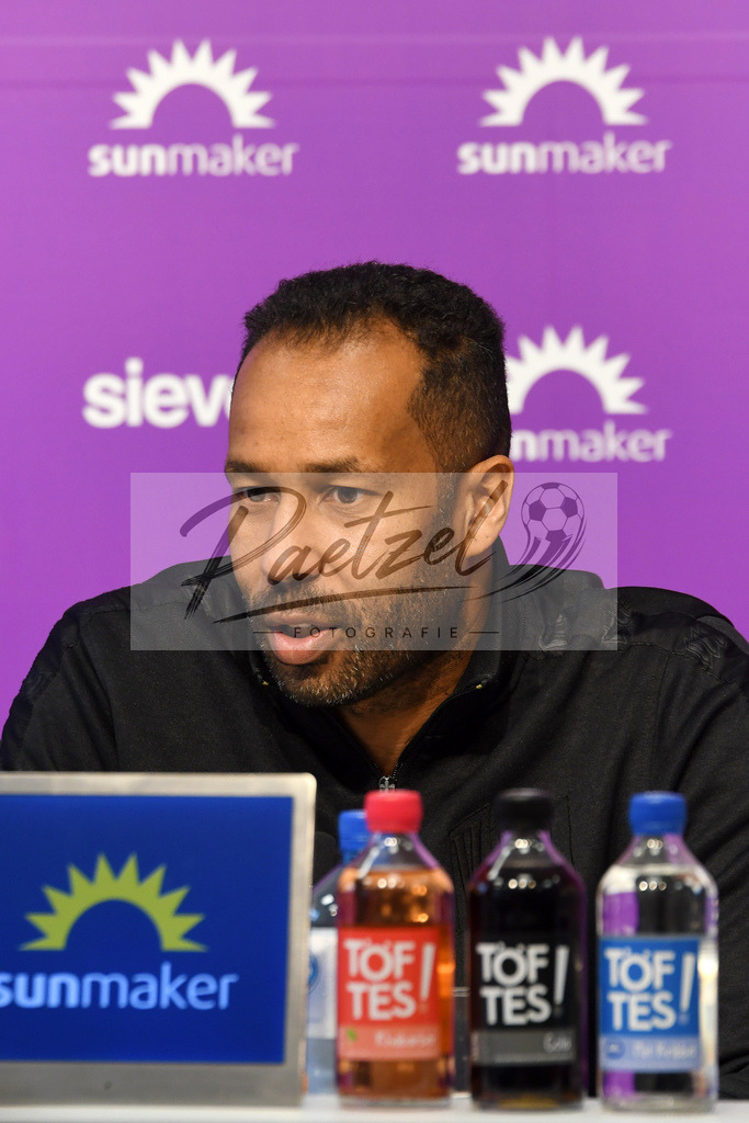 20200206_PKOSNA_0025 | Fußball, Herren: Trainer Daniel Thioune (VfL Osnabrueck) schaut waehrend der Pressekonferenz des VfL Osnabrueck im Stadion an der Bremer Bruecke am 06.02.2020 in Osnabrueck, Deutschland. - Realisiert mit Pictrs.com