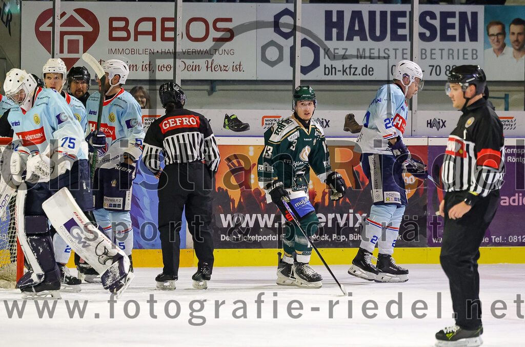 2025-12-23_069_TSV_Erding_gegen_Heilbronner_Falken | Erding, Deutschland, 23.12.2025:Eishockey, Oberliga Süd 2025 / 2026, 29. Spieltag, TSV Erding gegen Heilbronner Falken, Endergebnis: 5:4Torwart Franz Jokinen (Heilbronner Falken, #75), Björn Salhi (Erding Gladiators, #13), Thore Weyrauch (Heilbronner Falken, #22)Foto: Christian Riedel / fotografie-riedel.net