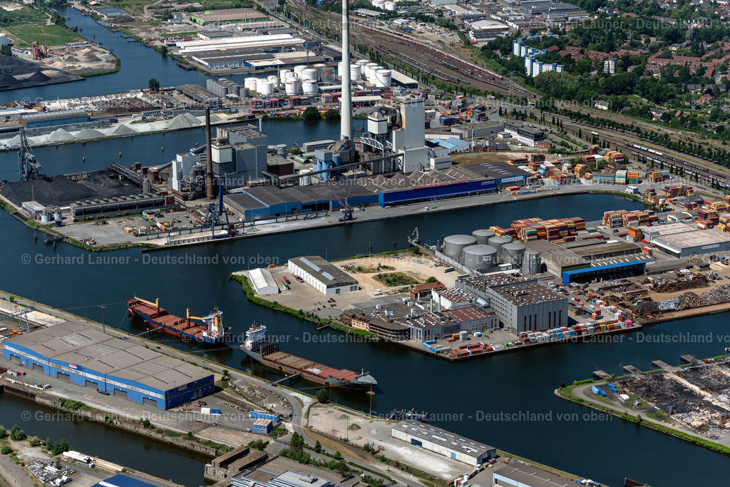 4029418 | BREMEN 01.06.2020 Kraftwerksanlagen und Abgas- Türme des Kohle- Heizkraftwerkes und Firmensitz der Bremer Richttechnik im Ortsteil Gröpelingen in Bremen, Deutschland. Weiterführende Informationen bei: Bremer Richttechnik,  bremenports GmbH &amp; Co. KG. // Power plants and exhaust towers of coal thermal power station in the district Groepelingen in Bremen, Germany. Further information at: Bremer Richttechnik,  bremenports GmbH &amp; Co. KG. Foto: Gerhard Launer