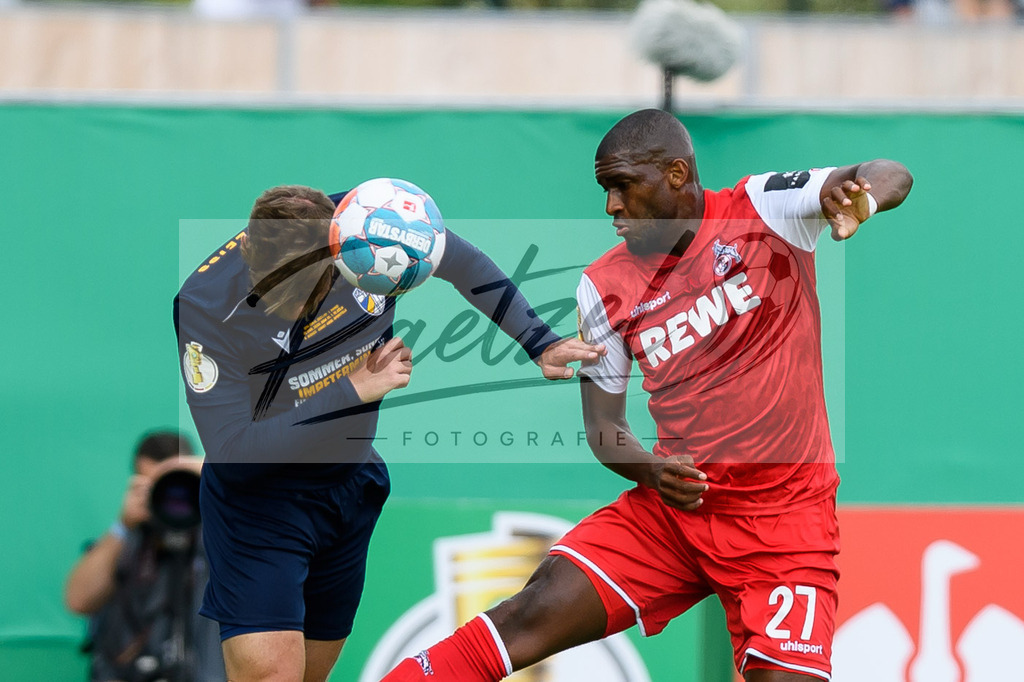JENKOE20210808_146 | Fussball, Herren: Dennis Slamar (FC Carl Zeiss Jena) und Anthony Modeste (1. FC Koeln) im Zweikampf beim Spiel der 1. Runde im DFB-Pokal zwischen FC Carl Zeiss Jena und 1. FC Koeln im Ernst-Abbe-Sportfeld am 08.08.2021 in Jena, Deutschland.DFB / DFL REGULATIONS PROHIBIT ANY USE OF PHOTOGRAPHS AS IMAGE SEQUENCES AND/OR QUASI-VIDEO. - Realisiert mit Pictrs.com