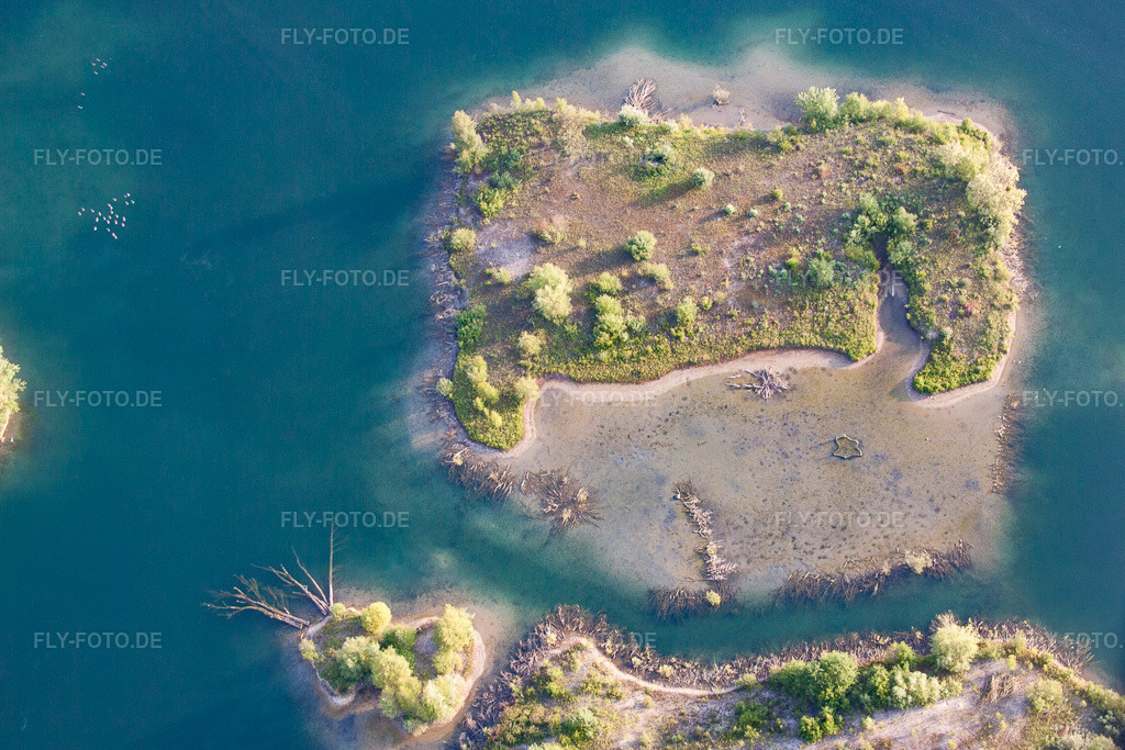 Luftbild: See- Insel auf dem Baggersee Streitköpfle in Linkenheim-Hochstetten im Bundesland Baden-Württemberg in Deutschland. Foto: IMG_64856.jpg vom 18.05.2014 durch Werner Riehm/FLY-FOTO.de