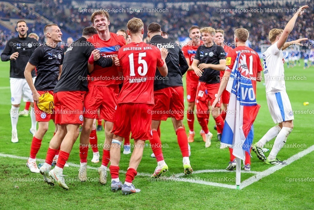S0413092501210 | 13.09.2025, Fußball, FC Schalke 04 - Holstein Kiel, 5.Spieltag, 2. Fußball Bundesliga, Veltins-Arena Gelsenkirchen, Saison 2025 2026: Abschlussjubel nach dem 1:0 Sieg für Holstein Kiel. Die Mannschaft feiert den Erfolg vor der KurveDFB regulations prohibit any use of photographs as image sequences and or quasi-video.