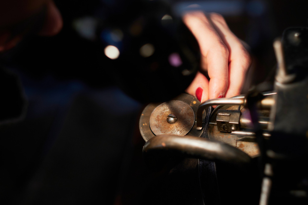 Biester Hutmode | WIen, Austria - November 06, 2019: Biester Hutmode; zusammennähen der verschiedenen Hutteile an der Nähmaschine. - Realisiert mit Pictrs.com