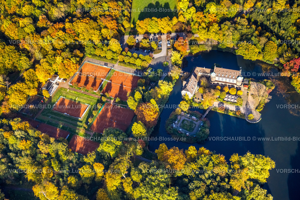 Gladbeck221005539 | Luftbild, Wasserschloss Wittringen, Schlossteich, Wittringer Wald in bunten Herbstfarben, Tennisplätze, Butendorf, Gladbeck, Ruhrgebiet, Nordrhein-Westfalen, Deutschland