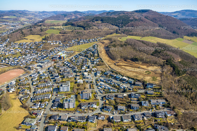 Meschede250304899 | Luftbild, Wohngebiet Schedenweg, Baustraße am Wald für geplantes Neubaugebiet, Waldgebiet und Hügellandschaft, Meschede-Stadt, Meschede, Sauerland, Nordrhein-Westfalen, Deutschland