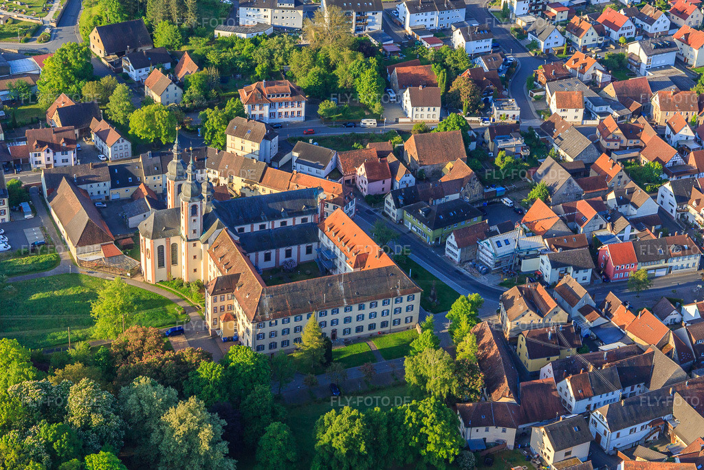 Luftbild: Ehemaliges Kloster Gerlachsheim mit Nardini-Schule und Bildungszentrum inab – Jugend, Bildung und Beruf. bei der Kirche Heilig Kreuz im Ortsteil Gerlachsheim in Lauda-Königshofen im Bundesland Baden-Württemberg in Deutschland.Foto: IMG_146295.jpg vom 10.05.2025 durch Werner Riehm/FLY-FOTO.deKinder- und Jugendheim St. Kilian | Nardini-Schuleninab Lauda-Königshofen / Kloster GerlachsheimPfarrkirche Hl. Kreuz