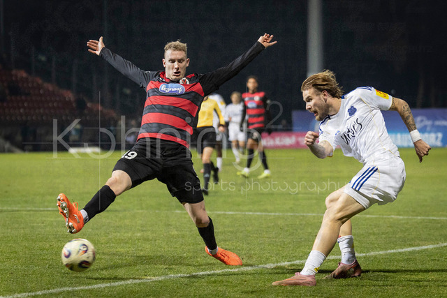Third German League, FC Viktoria Koeln vs. 1. FC Saarbruecken, 23.01.2026 | COLOGNE, GERMANY - JANUARY 23: Meiko Sponsel (Viktoria Köln, 19) and Niko Bretschneider (1. FC Saarbrücken, 28) during the third german league match on gameday 21 between FC Viktoria Koeln vs. 1. FC Saarbruecken at Höhenberg Sportpark on January 23, 2026 in Cologne, Germany. DFL REGULATIONS PROHIBIT ANY USE OF PHOTOGRAPHS AS IMAGE SEQUENCES AND/OR QUASI-VIDEO.