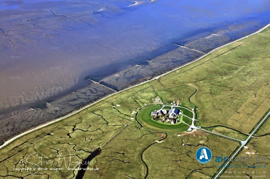 Wattenmeer, Fahrrinne und Priele - Hallig Langeneß | Entdecken Sie atemberaubende Luftbilder und Fotografien auf airwatch.de - Tauchen Sie ein in eine Welt voller faszinierender Aufnahmen aus der Vogelperspektive.