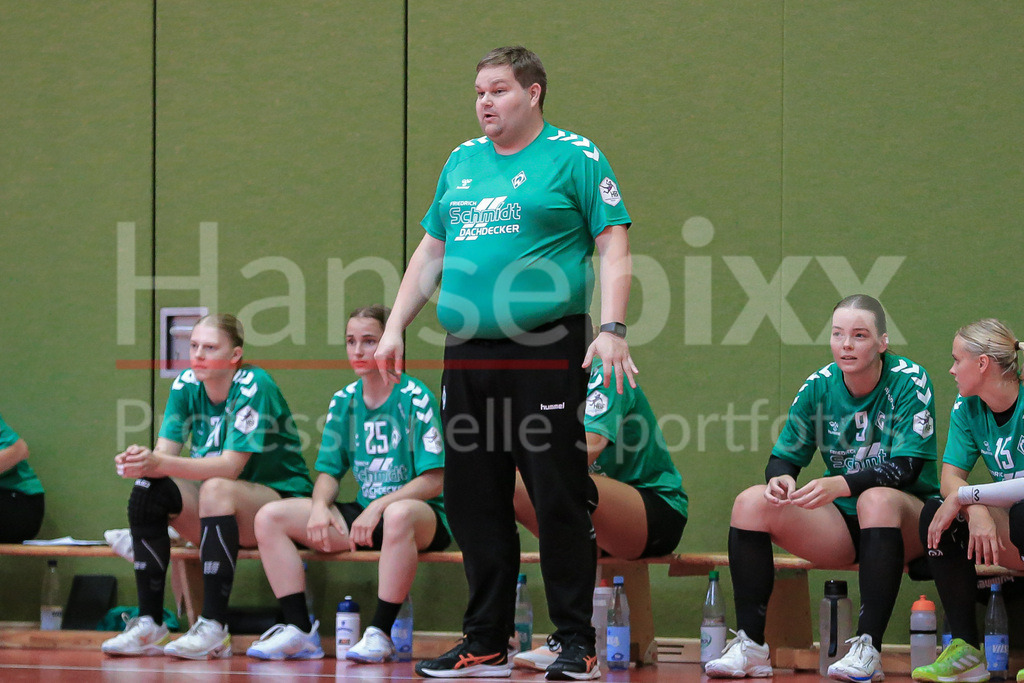 Handball, Testspiel Frauen, SV Werder Bremen - VfL Oldenburg | v.li.: Timm Dietrich (Trainer, Cheftrainer, SV Werder Bremen)