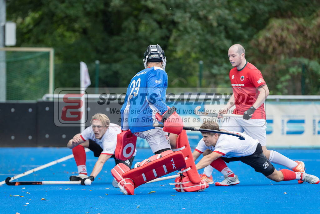 HK_20230923_104449 | 1. Bundesliga Herren Crefelder HTC - TSV Mannheim am 23.9.2023 CHTC, Krefeld , Joshua Onyekwue Nnaji Torwart ( Crefelder HTC #29 ) , Philipp Wossidlo ( TSV Mannheim #29 ) , Jacek Kurowski ( TSV Mannheim #31 )
