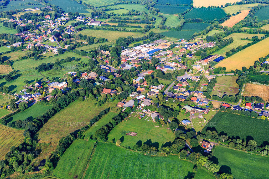 Luftbild: Ortsansicht von Osten in Großenrade im Bundesland Schleswig-Holstein in Deutschland. Foto: IMG_0007128.jpg vom 11.07.2021 durch Werner Riehm/FLY-FOTO.de