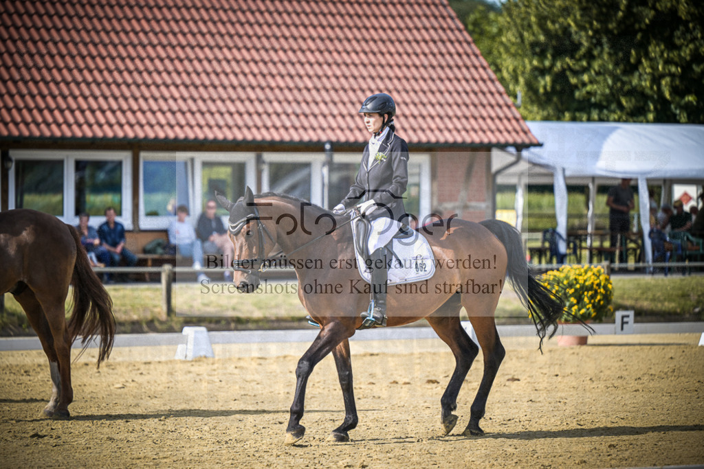 DOS_9785 | Entdecke hochwertige Reitturnierfotos von Foto Oger. Professionell, emotional und authentisch – jetzt Lieblingsmomente im Shop bestellen.Deutschlandweite Turnierfotografie. - Realisiert mit Pictrs.com
