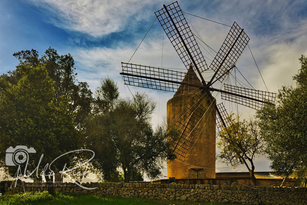 Windmühle_auf_Mallorca | Entdecken Sie Fotografie aus Leidenschaft: Auftragsfotografie, HD-Fotos, Geschenkartikel aus Ihren Bildern und vieles mehr. Beauftragen Sie uns für besondere Momente!