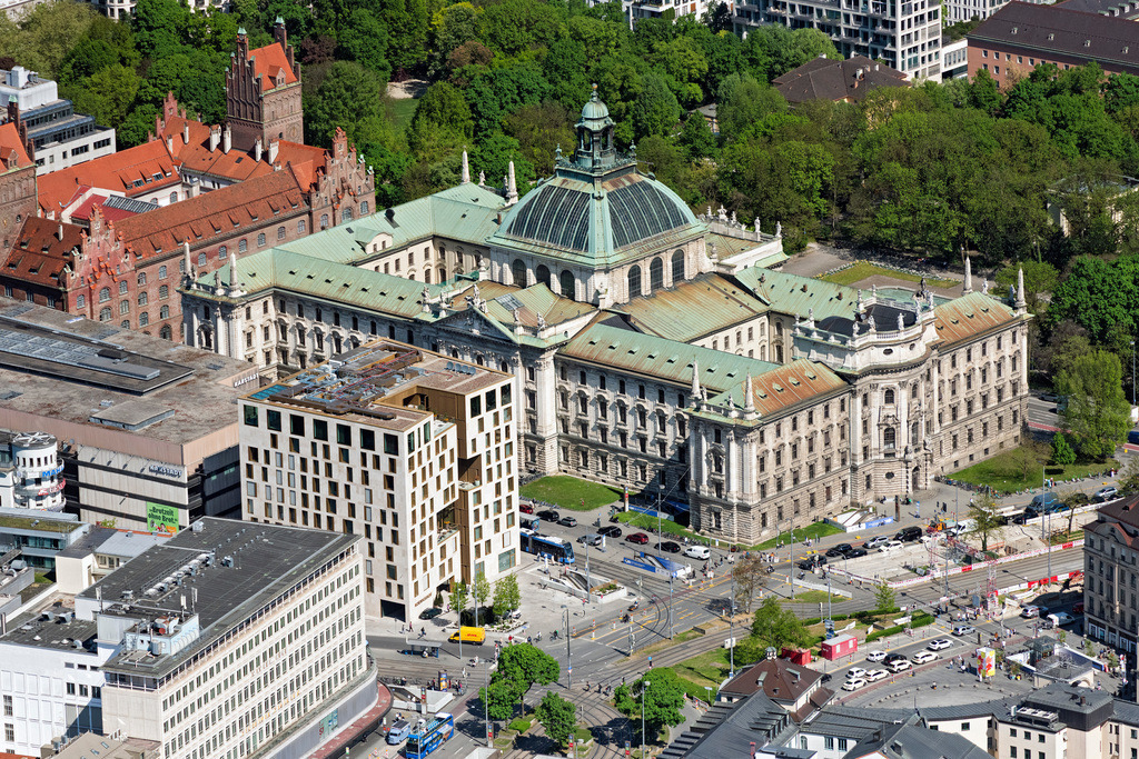 dr__0063628.jpg | MüNCHEN 29.04.2025 Justizpalast und Neues Justizgebäude an der Prielmayerstraße in München im Bundesland Bayern. Das Neue Justizgebäude beherbergt das Oberlandesgericht. Angrenzend der Botanische Garten. // Palace of Justice and New Justice Building on Prielmayerstrasse in Munich in the state of Bavaria. The New Courthouse houses the Higher Regional Court. Adjacent to the Botanical Garden. Foto: Daniel Reiter