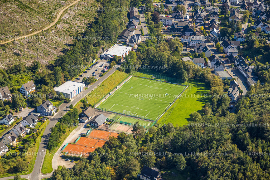 Kirchhundem230910224Kirchhundem | Luftbild, Fußballplatz FC Kirchhundem und Tennisplätze TC Rot-Weiss, Kirchhundem, Sauerland, Nordrhein-Westfalen, Deutschland