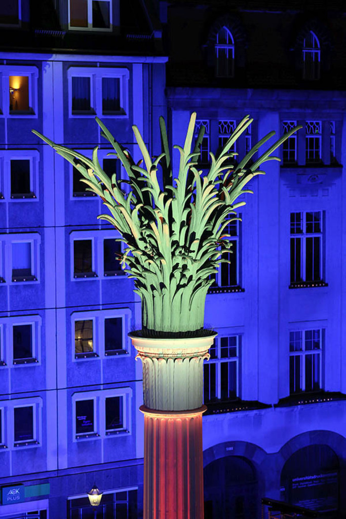 Foto: Leipzig - Nikolaisäule - Lichtillumination am 9. Oktober 2020 | Das Team hinter BILDLEXIKON LEIPZIG bündelt historische wie aktuelle Informationen über die Stadt Leipzig in Text und Bild auf einer Plattform und stellt diese der interessierten Öffentlichkeit zur Verfügung.
