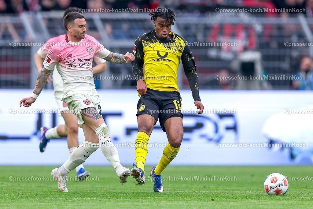 BVB11042601077 | 11.04.2026, Fußball, Borussia Dortmund - Bayer 04 Leverkusen, 1. Fußball Bundesliga, 29. Spieltag, Signal Iduna Park, Saison 2025 2026: Aleix Garcia&nbsp;(Bayer04 Leverkusen #24) im Zweikampf gegen  Carney Chukwuemeka (BVB #17)   DFB regulations prohibit any use of photographs as image sequences and or quasi-video.