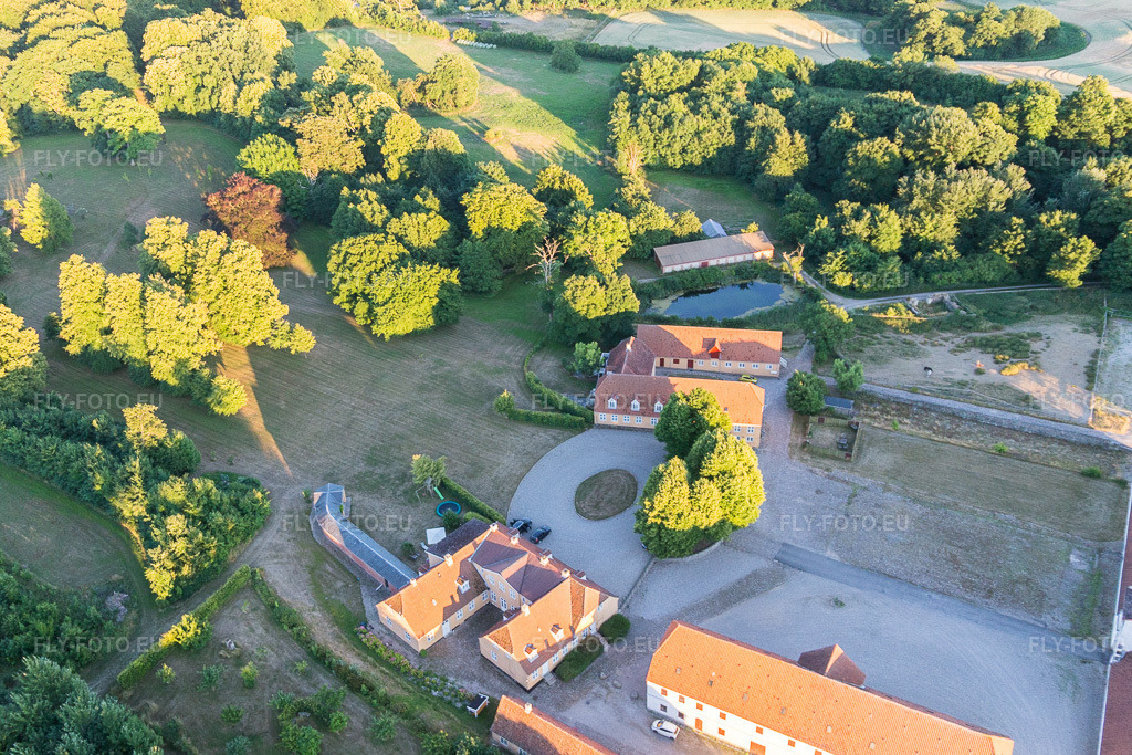 Vue aérienne: Klintholm Mon (DK), Dieux de Klintholm à Borre dans le département Sjaelland, Danemark. Photo: IMG_108726.jpg prise le 04/07/2018 par Werner Riehm/FLY-FOTO.euRésolution de l'original: 4213 x 2809 px