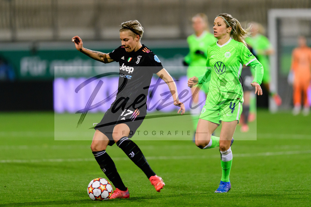 WOBJUV20211118_164 | Fussball, Frauen: Lina Hurtig (Juventus FC) und Kathrin Hendrich (VfL Wolfsburg) im Zweikampf bei dem Spiel der UEFA Women´s Champions League zwischen VfL Wolfsburg und Juventus Turin im AOK-Stadion am 18.11.2021 in Wolfsburg, Deutschland. - Realisiert mit Pictrs.com