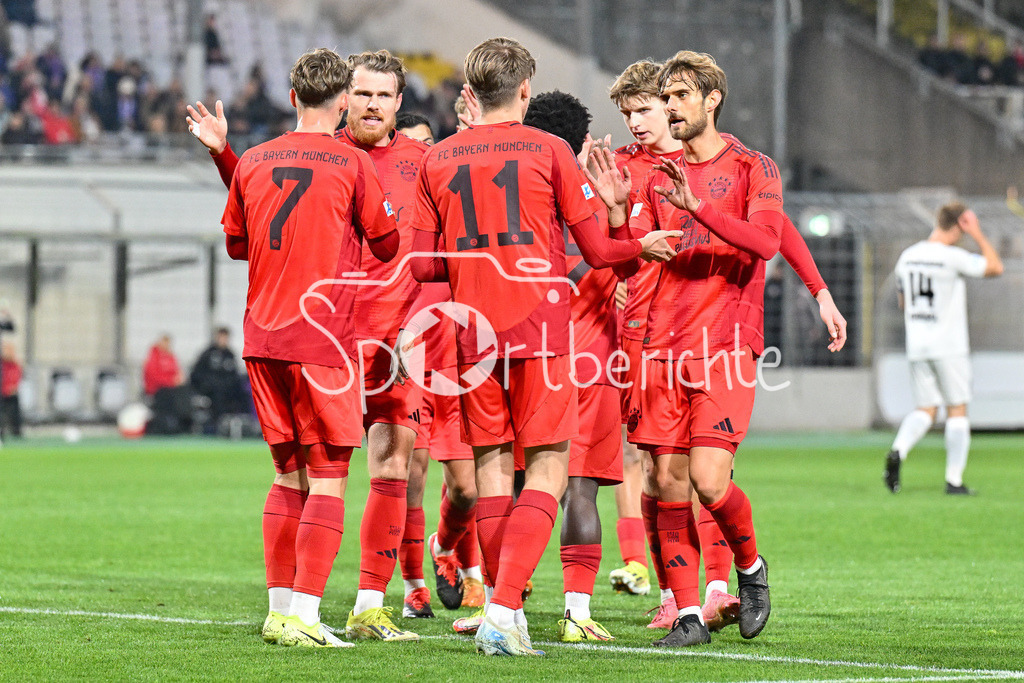 FC Bayern Amateure - TSV Schwaben Augsburg | Jubel der Bayern nach dem Treffer zum 1-0 durch Guido DELLA ROVERE (FC Bayern München II #11) / Freude / Happy /  Tor / Torschuetze / Regionalliga Bayern: FC Bayern Muenchen II - TSV Schwaben Augsburg, Gruenwalder Stadion am am 25.10.2024