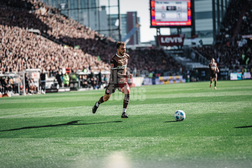 Fußball | Männer | Saison 2024/2025  | Fußball-Bundesliga | 28. Spieltag | FC St. Pauli vs. Borussia Mönchengladbach | 06.04.2025 | Danel Sinani (#10, FC St. Pauli) am Ball