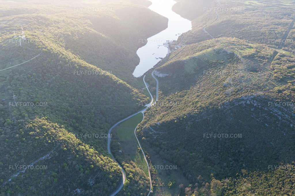 Aerial view: View of the town in Jural in the state Gespanschaft Istrien, Croatia. – Photo: IMG_106144.jpg taken on 04/13/2018 by Werner Riehm/FLY-FOTO.com – Resolution of the original: 5472 x 3648 px