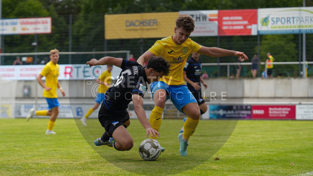 Fußball, Herren, Saison 2025/2026, 3. Luckenwalder Turmpokal, Werner-Seelenbinder-Stadion Luckenwalde, Spiel: FSV 63 Luckenwalde vs. Hertha BSC U19,  | Fußball, Herren, Saison 2025/2026, 3. Luckenwalder Turmpokal, Werner-Seelenbinder-Stadion Luckenwalde, Spiel: FSV 63 Luckenwalde vs. Hertha BSC U19,  Im Bild: Tim Meyer (r. Luckenwalde) und Mihail Karbuzoglu (l. Hertha BSC U19) - Realisiert mit Pictrs.com