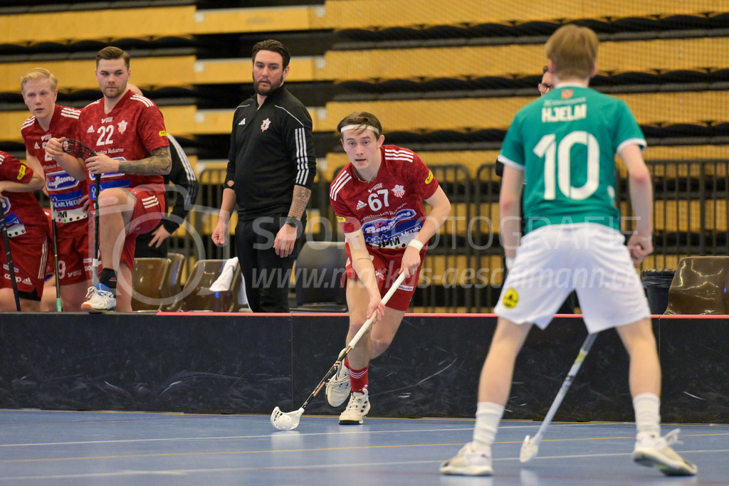 Lillan IBK vs Strängnäs IBK - 17. März 2024 | Lillan IBK vs Strängnäs IBK
Idrottshuset Örebro, Arenahallen, Örebro
Sebastian Kämpe (#67 Strängnäs IBK) against Isac Hjelm (#10 Lillan IBK).
Bild: Sportfotografie Markus Aeschimann | www.markus-aeschimann.ch - Realisiert mit Pictrs.com