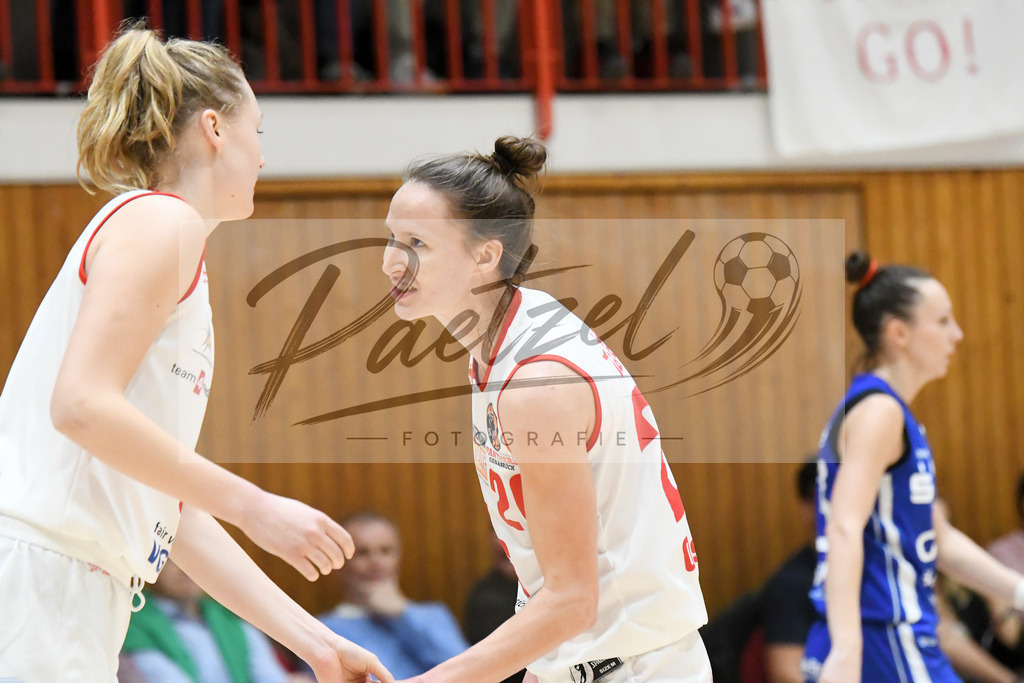20200126_PANHAL_0081 | Basketball, Frauen: Emma Eichmeyer (GiroLive-Panthers Osnabrück) und Kata Takacs (GiroLive-Panthers Osnabrück) schauen beim Spiel der Toyota DBBL zwischen GiroLive-Panthers Osnabrück vs. GISA LIONS SV Halle am 26.01.2020 im Panthers Dome in Osnabrück, Deutschland.(Foto von Nico Paetzel) - Realisiert mit Pictrs.com