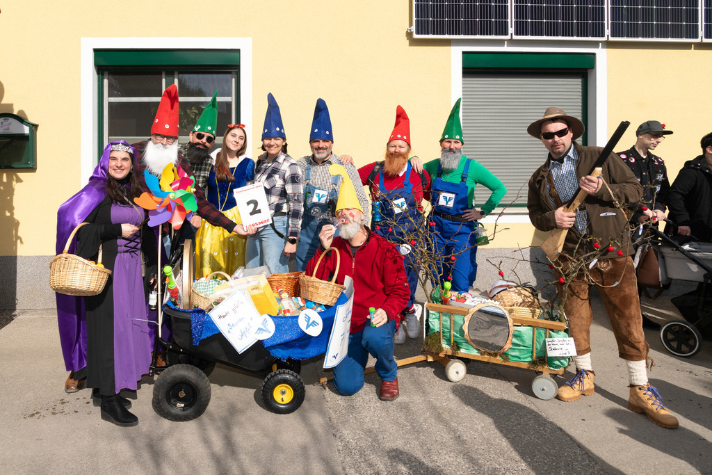MASKEN-Gruppe_8746 | Fotostrecke: FASCHINGSUMZUG 2025 in Loosdorf. 22 Masken(gruppen)-Teilnehmer: Loosdorfer Vereine, Wirtschaftstreibende, Gemeindeabordnungen sowie Kreditinstitute. rund 700 Besucher entlang der Hauptstrasse. Veranstaltungs-Sicherung durch Mannschaft der FF-Loosdorf mit schwerem Gerät. Maskenprämierung am EKZ-Platz durch Bgm. Thomas Vasku in den Kategorien: Bester Festwagen (Fa. gkonzept-Groissenberger; Beste Personengruppe-ASK-Loosdorf; Beste Einzelperson; Weiteste Anreise-FF Schollach;