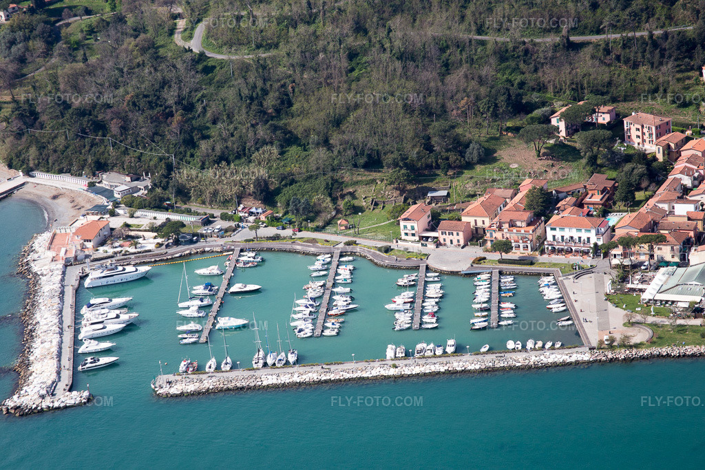 Aerial view: View of the town in Fiumaretta di Ameglia in the state Liguria, Italy. – Photo: IMG_087140.jpg taken on 04/04/2016 by Werner Riehm/FLY-FOTO.com – Resolution of the original: 5472 x 3648 px