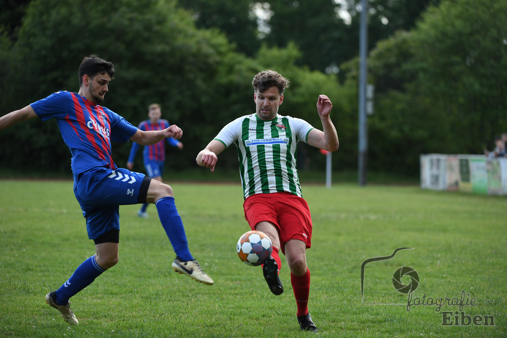 TuS Ofen-SG FriPe | Herren 1. Kreisklasse Süd, Jade-Weser-Hunte; TuS Ofen (blau)-SG FriPe (weiß) am 28.05.2025; in Ofen (), Photo: Philip Eiben 2025 - Realisiert mit Pictrs.com