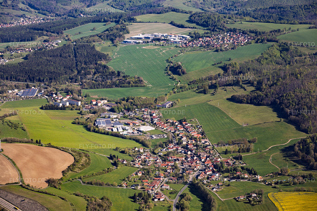 Luftbild: Ortsansicht aus Süden im Ortsteil Brattendorf in Auengrund im Bundesland Thüringen in Deutschland. – Foto: IMG_155734.jpg vom 02.05.2026 durch Werner Riehm/FLY-FOTO.de – Auflösung des Originals: 5741 x 3827 px