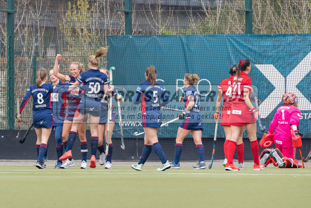 HK_20230416_106977 | 1. Bundesliga Damen Düsseldorfer HC - Rot-Weiss Köln am 16.4.2023 DHC Düsseldorf, Düsseldorf , Lisa Nolte ( Düsseldorfer HC #17 ) Lilly Stoffelsma ( Düsseldorfer HC #50 ) , Friederike Heusgen ( Düsseldorfer HC #8 )