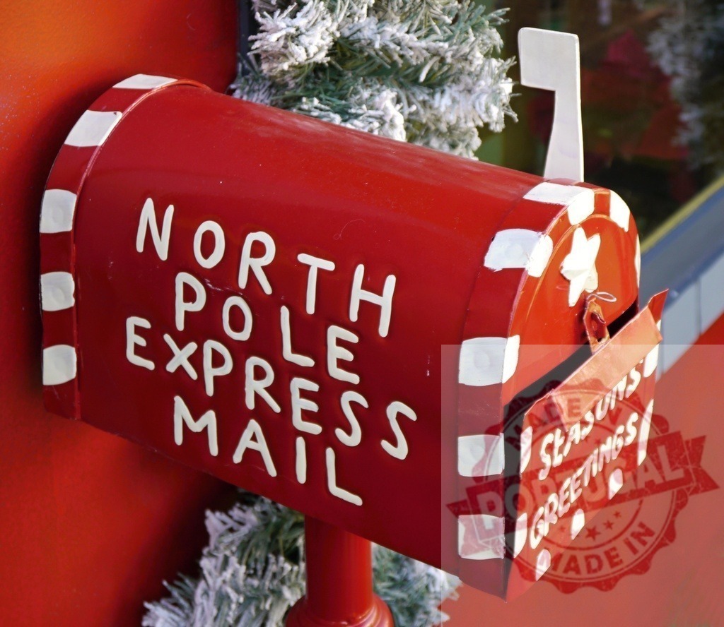 North pole express mail mailbox with flag up and seasons greetings writing | Red mailbox for North Pole Express Mail with flag up, decorated for Christmas - Realisiert mit Pictrs.com