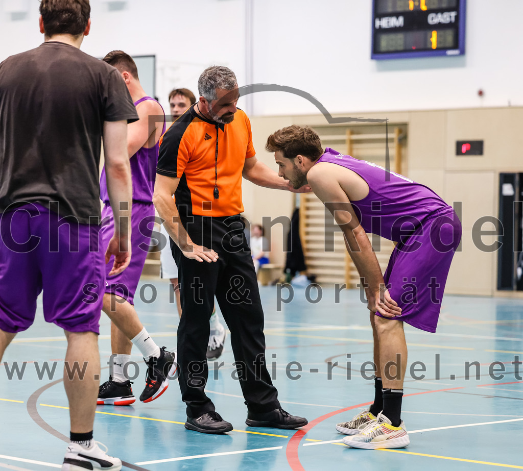 2022-05-01_055_TSV_Vaterstetten_gegen_DJK_Traunstein | Vaterstetten, Deutschland, 01.05.2022:
Basketball, Aufstiegsrunde zur Bayernliga 2021 / 2022, 5. Spieltag, TSV Vaterstetten gegen DJK Traunstein, Endergebnis: 87:79

Maximilian Hoernes (DJK Traunstein, #15)

Foto: Christian Riedel / fotografie-riedel.net