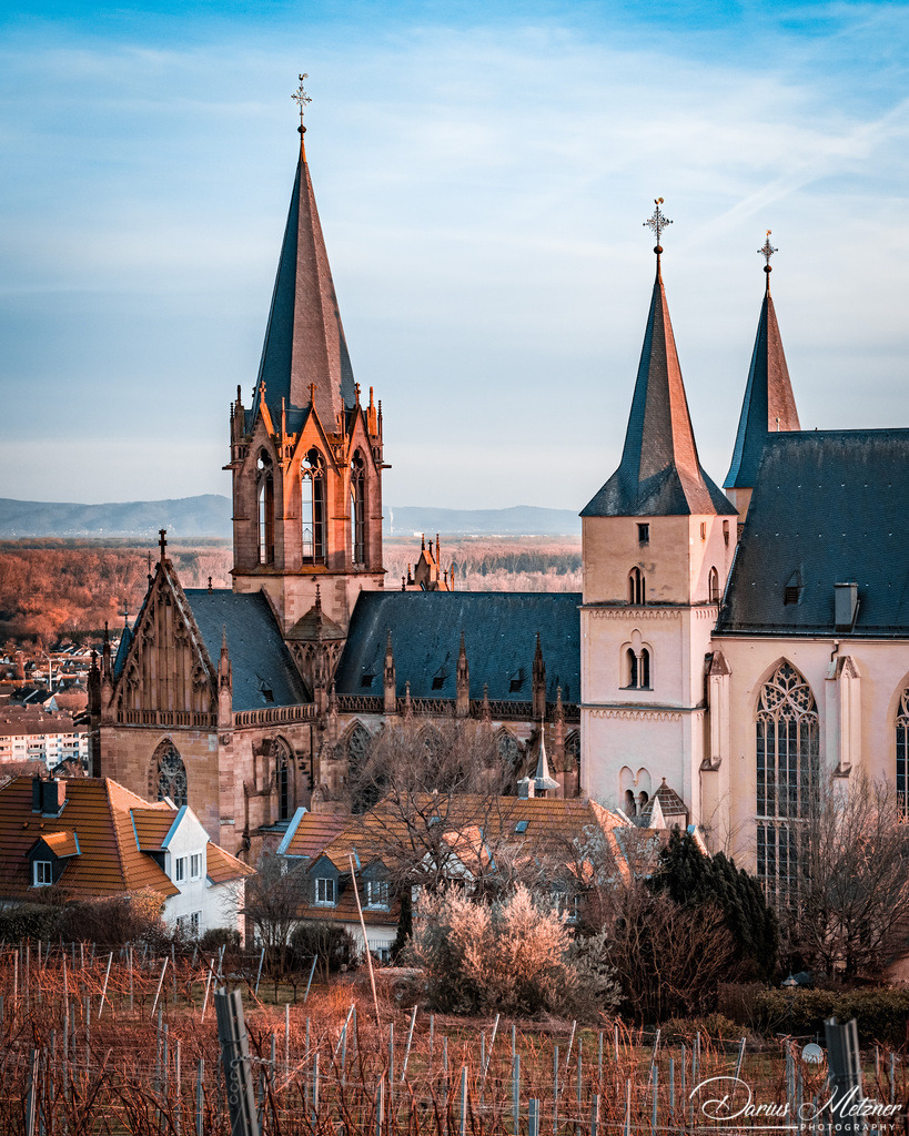 Katharinenkirche in Oppenheim | Die imposante Katharinenkirche in Oppenheim gilt als eine der bedeutendsten gotischen Kirchen am Rhein. Ihre Errichtung erfolgte in mehreren Bauabschnitten im 13., 14. und 15. Jahrhundert. Heute ist sie eine der schönsten Sehenswürdigkeiten in Rheinhessen.