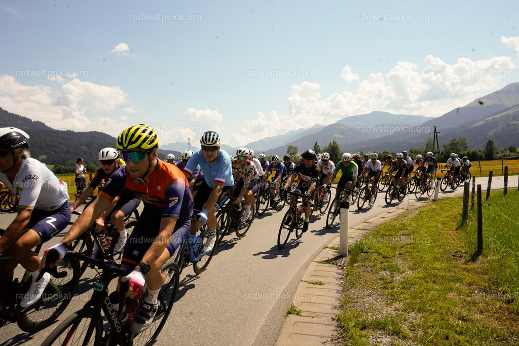 276_20230817_Bewerb_Maenner_Muehlanger | AUT - OESTERREICH, 2023-08-16: SPORT RENNRAD-FAHREN - 55. INTERNATIONALER RADWELTPOKAL IN ST. JOHANN IN TIROL  - Vintage-Radrennen mit WM-Bronze-Medaillen-Siegerin Christina Schweinberger, den Teilnehmer und Alexander Baumann (vom Orginastions-Team) - TAG 2 BEWERB MAENNER IN SECHS GRUPPEN  ; Foto: Roland Muehlanger