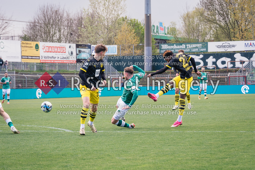 RS-1-043303 | Rodney Elongo-Yombo (#27, BVB, Doppeltorschütze) schießt das 1:0 Tor - Führungstreffer