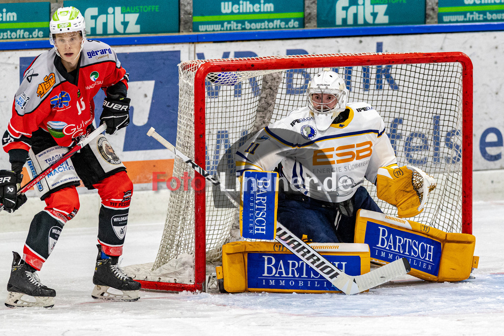 TSV Peißenberg Miners vs ESC River Rats Geretsried | Eishockey Bayernliga 2023/2024, TSV Peißenberg Miners vs ESC River Rats Geretsried,
Warten auf Abschluss Ryan MURPHY (Miners 15),
2023-10-15 in Peißenberg (Eisstadion)
15 Ryan MURPHY (Miners 15), 34 Dominik GRAUBIG (River Rats Goali 34)
Copyright: WolfgangxLindner foto-lindner.de