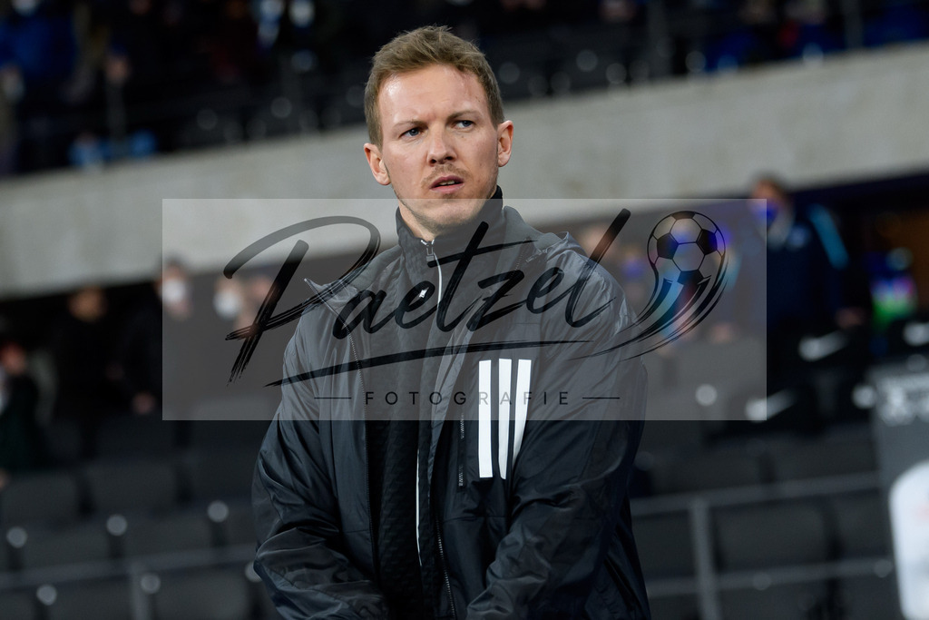 BSCFCB20220123_238 | Fussball, Herren: Trainer Julian Nagelsmann (FC Bayern Muenchen) schaut bei dem Spiel der 1. Bundesliga zwischen Hertha BSC und FC Bayern Muenchen im Olypiastadion am 23.01.2022 in Berlin, Deutschland.DFB / DFL REGULATIONS PROHIBIT ANY USE OF PHOTOGRAPHS AS IMAGE SEQUENCES AND/OR QUASI-VIDEO. - Realisiert mit Pictrs.com