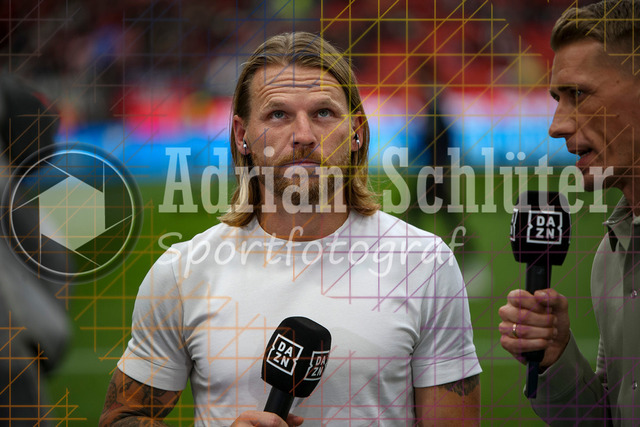 Bayer 04 Leverkusen vs Borussia Mönchengladbach - Bundesliga  | Leverkusen, Deutschland, 21.09.25:   Trainer Eugen Polanski (Borussia Mönchengladbach) schaut im Interview waehrend des Spiels der Bundesliga zwischen  Bayer 04 Leverkusen vs Borussia Mönchengladbach in der BayArena(Foto von Brauer-Fotoagentur / Adrian Schlueter)