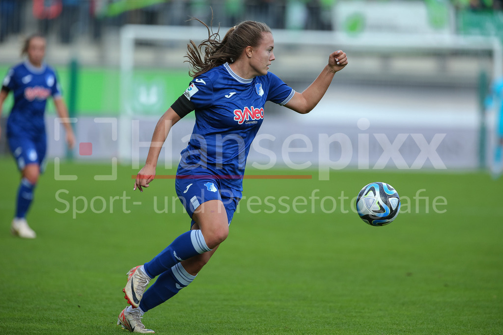 Fussball, Google Pixel Frauen-Bundesliga, VfL Wolfsburg - TSG 1899 Hoffenheim | v.li.: Mara Alber (TSG 1899 Hoffenheim, 11) am Ball, Einzelbild, Ganzkörper, Aktion, Action, Spielszene, DIE DFB-RICHTLINIEN UNTERSAGEN JEGLICHE NUTZUNG VON FOTOS ALS SEQUENZBILDER UND/ODER VIDEOÄHNLICHE FOTOSTRECKEN. DFB REGULATIONS PROHIBIT ANY USE OF PHOTOGRAPHS AS IMAGE SEQUENCES AND/OR QUASI-VIDEO.