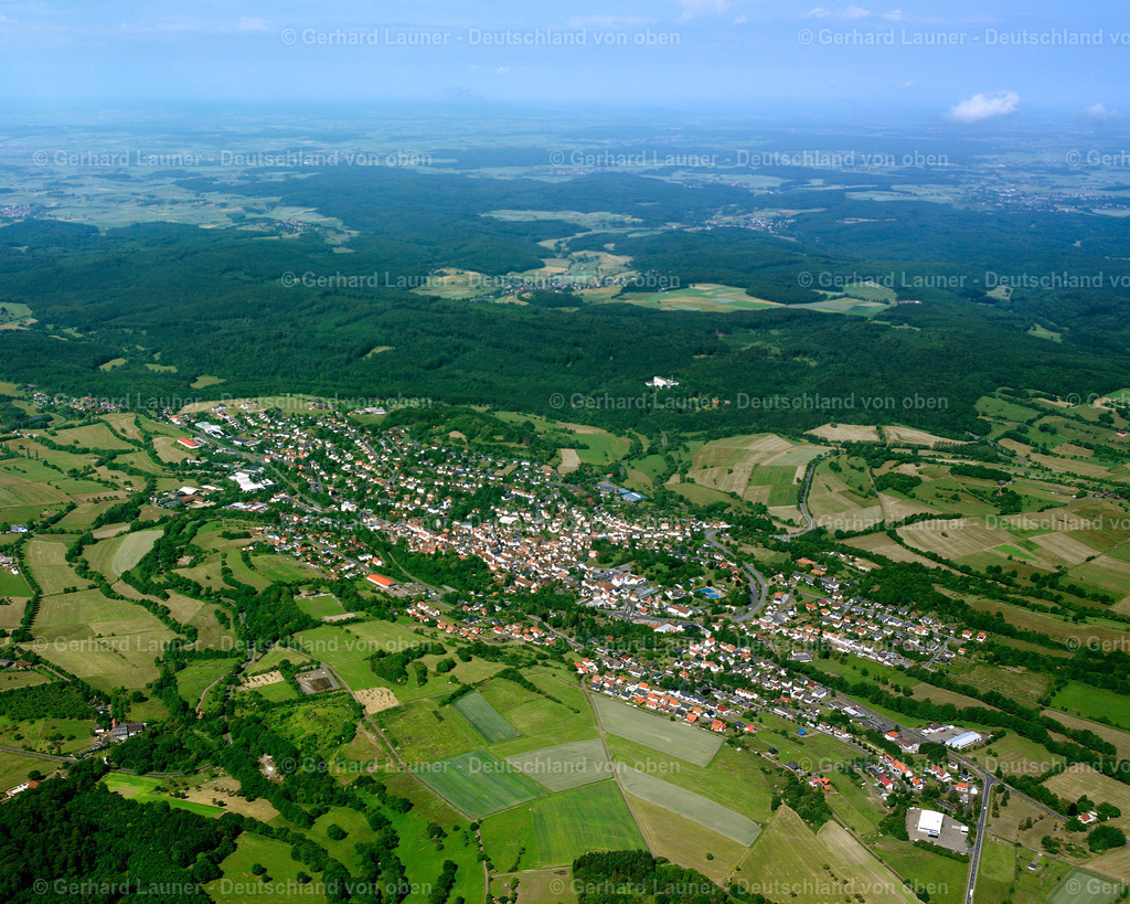 2614825 | SCHOTTEN 06.08.2006 Landwirtschaftliche Nutzflächen und Feldgrenzen  umsäumen das Siedlungsgebiet des Dorfes in Schotten im Bundesland Hessen, Deutschland // Agricultural land and field boundaries surround the settlement area of the village  in Schotten in the state Hesse, Germany Foto: Gerhard Launer