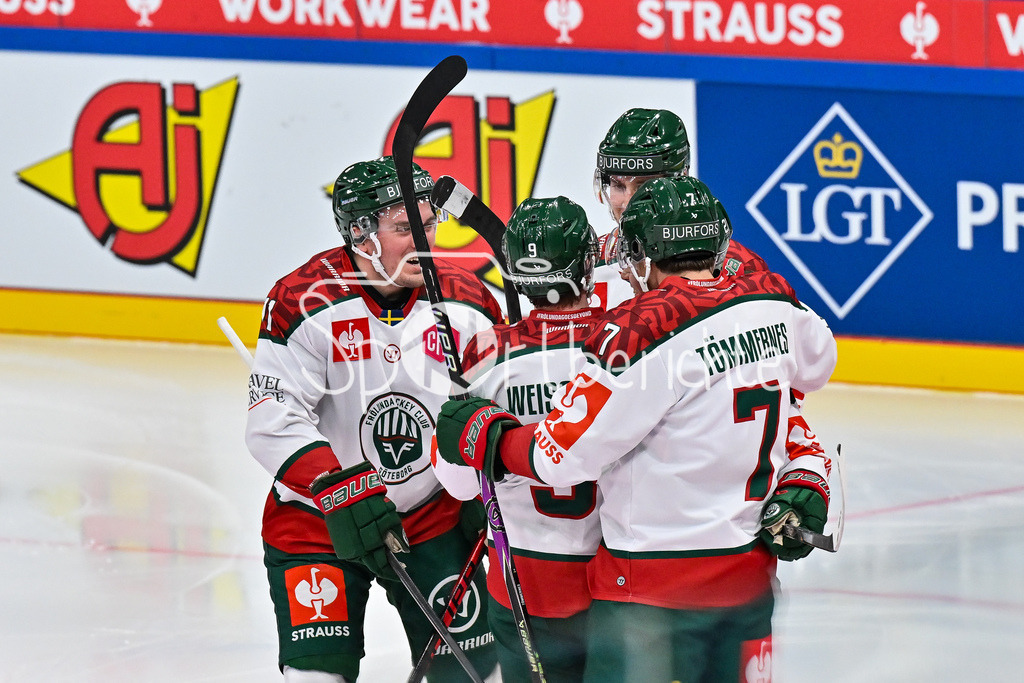 ERC Ingolstadt - Frölunda HC | INGOLSTADT, GERMANY - 02. DECEMBER: Jubel der Schweden nach dem Treffer zum 1-1 Ausgleich durch Jere INNALA (Frölund Gothenburg 21) / Tor / Torschuetze / Freude / Happy beim Match zwischen dem ERC Ingolstadt und Frölunda HC beim Hinspiel im Viertelfinale der Champions Hockey League in der Saturn Arena