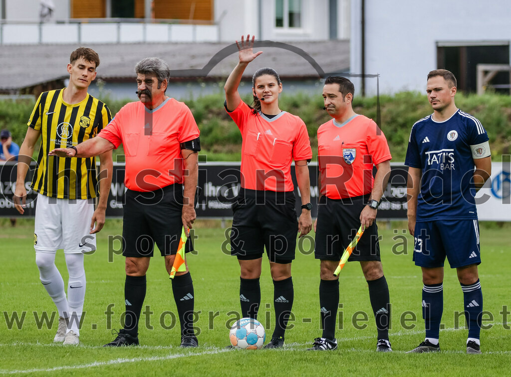 2023-07-29_003_FC_Moosinning_gegen_TuS_Raubling | Moosinning, Deutschland, 29.07.2023:
Fußball, Bezirksliga Oberbayern Ost 2023 / 2024, 1. Spieltag, FC Moosinning gegen TuS Raubling, Endergebnis: 0:7

Dennis Stauf (FC Moosinning, #15), Schiedsrichter Ariane Fichtl, Michael Gruber (TuS Raubling, #23)

Foto: Christian Riedel / fotografie-riedel.net